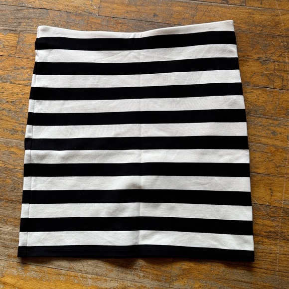 LOFT Dresses & Skirts - LOFT Black and White Striped Mini‎ Skirt